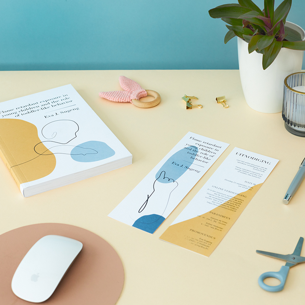 Proefschriftomslag E.J. Sugeng: lijntekeningen van peuterhand, tablet, hand-in-mond en kruipende baby; focus op blootstelling aan vlamvertragers bij jonge kinderen.