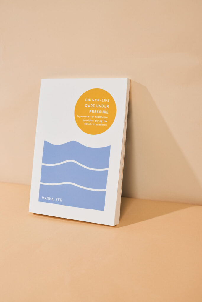 Masha Zee – End-of-life care under pressure (COVID-19): Proefschriftomslag palliatieve zorg onder druk tijdens COVID-19 – ontwerp door Kira