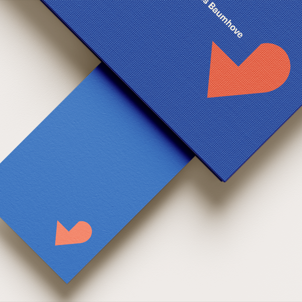 Proefschriftomslag Lukas Baumhove: Bauhaus-achtig ontwerp met abstract hart in vier puzzelstukken; rood, Europees blauw en off-white; strak en minimalistisch.