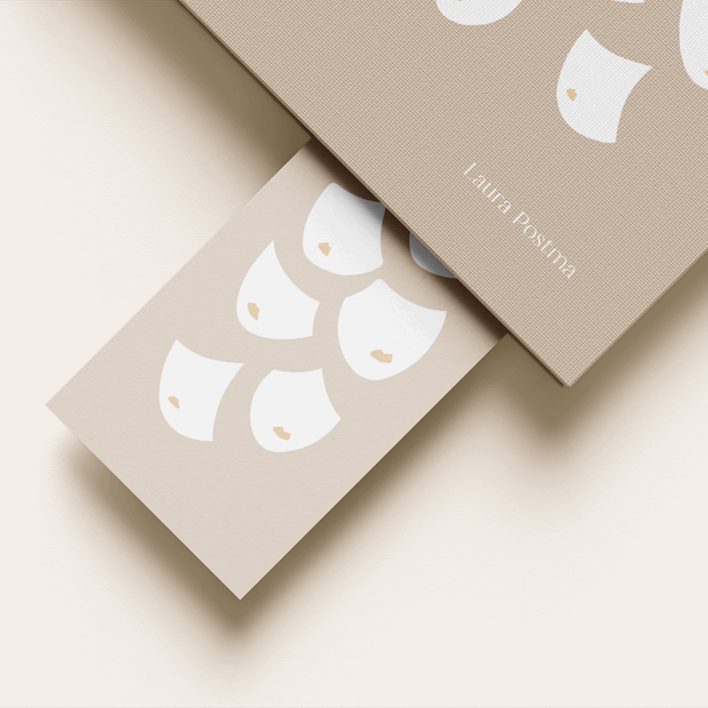 Laura Postma – From perspectives to priorities: Proefschriftomslag jongeren betrekken bij onderzoeksagenda’s – ontwerp door Kira Abstracte lijngezichten in neutrale contrastkleuren; losse compositie: samenwerking jongeren en onderzoekers.