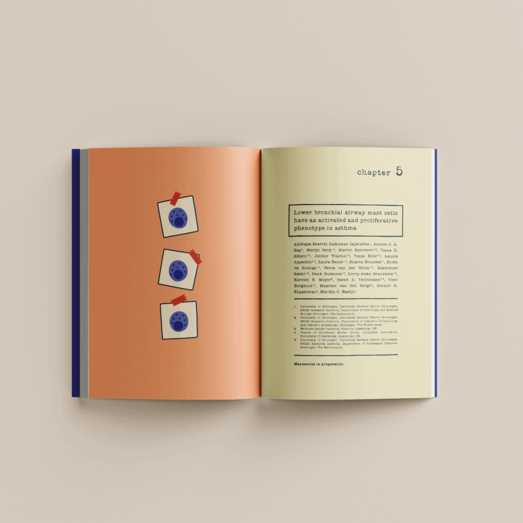 Cover met crime-scene board rond IL-33/IL-1RL1 en astma. Detail: punaises, draden en dossiermappen verbinden concepten. Polaroids en microscoop als visuele “bewijzen” van onderzoeksdata. Longschets met markeringen van ontsteking/hyperreactiviteit