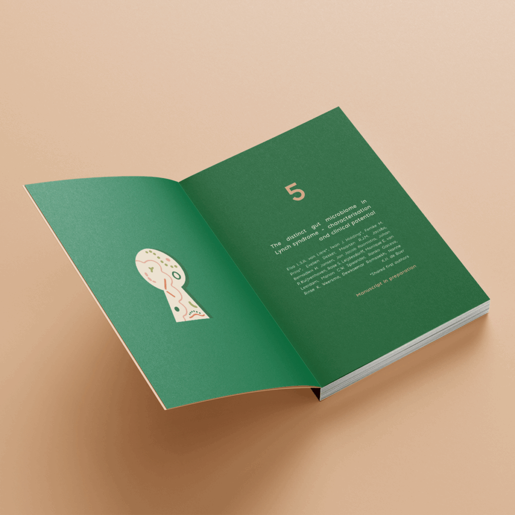 Proefschriftomslag Femke Prins: donker­groene cover met licht sleutelgat; doorkijk naar microbioom (stippen/ lijnen); balans tussen onbekend en nieuwe inzichten.