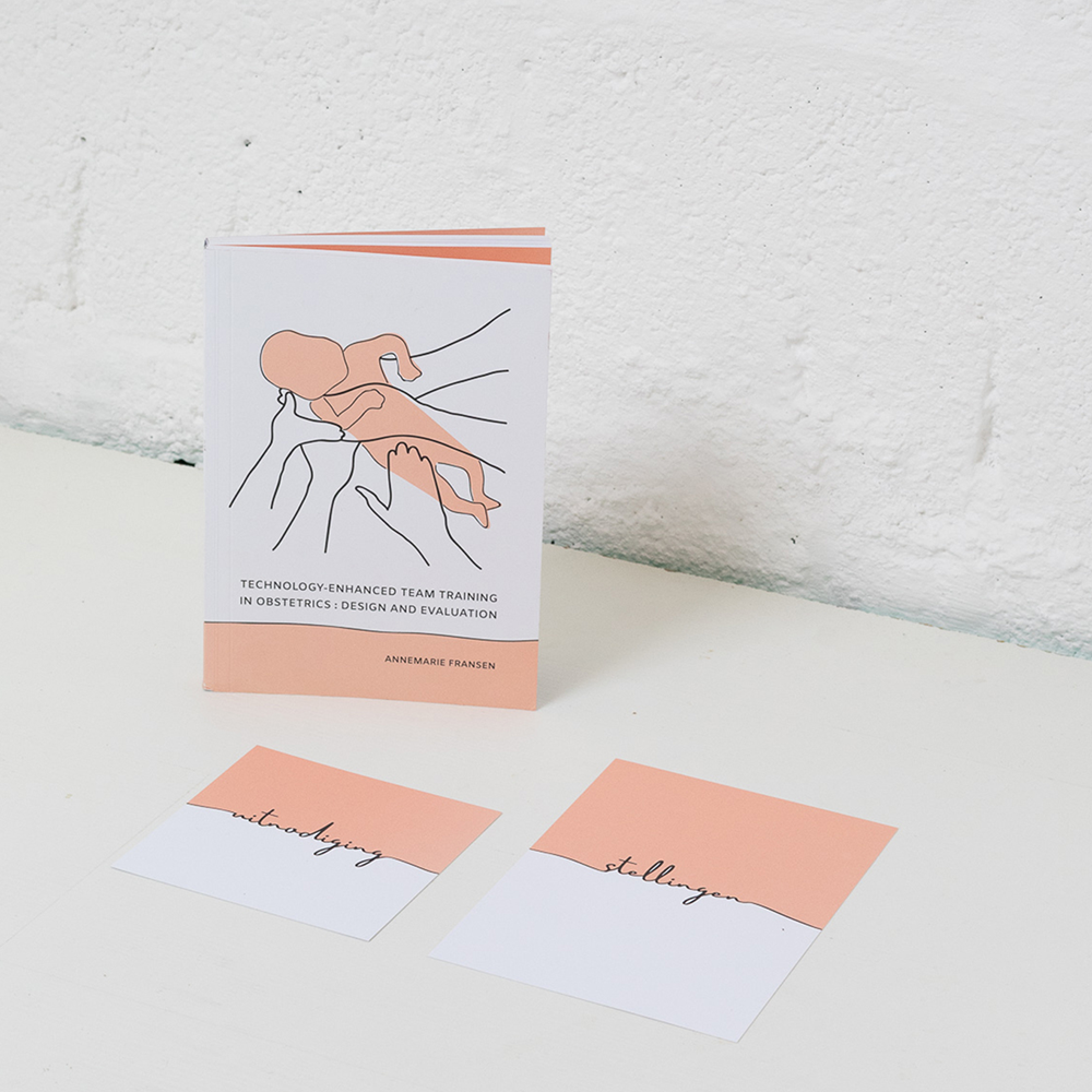 Proefschriftomslag Annemarie Fransen: handen die bij de geboorte samenkomen; aprikoos-roze lijnbeeld voor gezonde baby; per hoofdstuk een Spotify-code