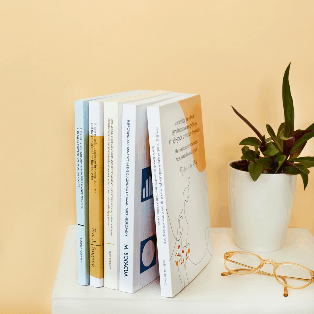 Proefschriftomslag E.J. Sugeng: lijntekeningen van peuterhand, tablet, hand-in-mond en kruipende baby; focus op blootstelling aan vlamvertragers bij jonge kinderen.