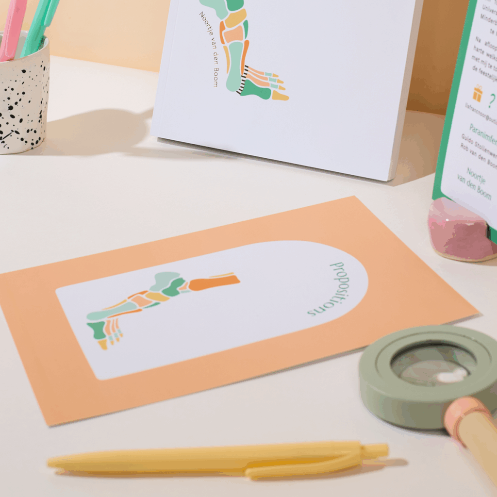 Proefschriftomslag Noortje van den Boom: voet als terrazzo-mozaïek met ronde vormen; middenvoet geaccentueerd in goudfolie (Lisfranc-regio).