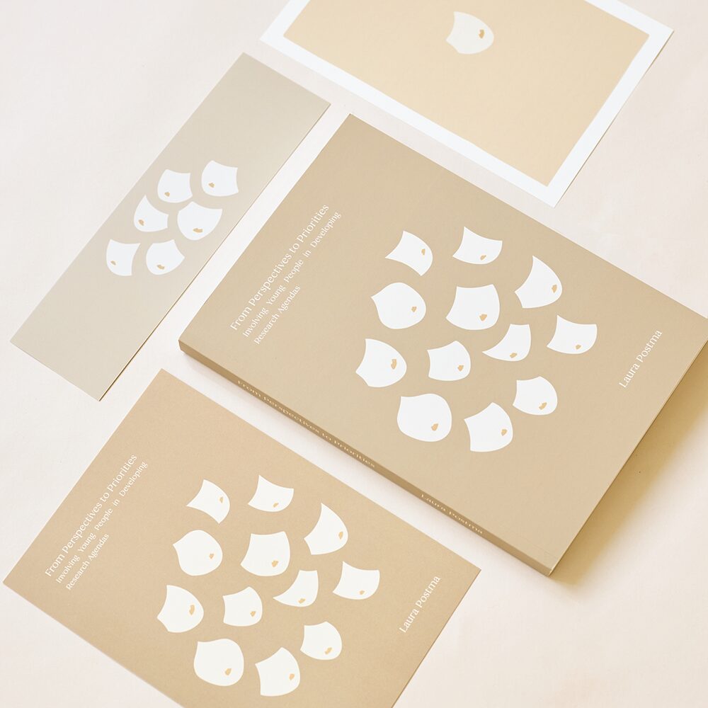 Laura Postma – From perspectives to priorities: Proefschriftomslag jongeren betrekken bij onderzoeksagenda’s – ontwerp door Kira Abstracte lijngezichten in neutrale contrastkleuren; losse compositie: samenwerking jongeren en onderzoekers.