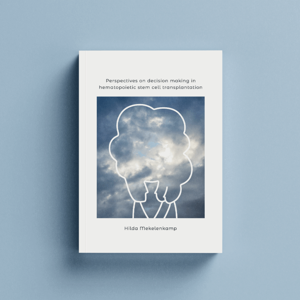 Minimalistische lijntekening van gedeeld hoofd tussen ouder en arts met gelaagde donkere en lichte wolken op achtergrond; verbeeldt gedeelde besluitvorming bij HSCT