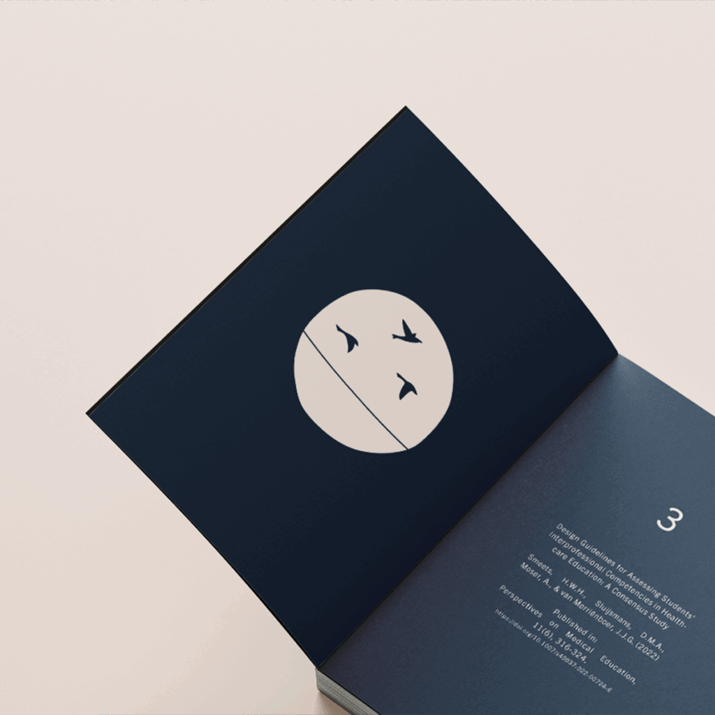 Proefschriftontwerp over interprofessioneel samenwerken: kunst van een vogelzwerm als metafoor, goudfolie-details, minimalistische typografie; set met hoofdstukpagina’s, digitale uitnodiging, boekenlegger en stellingenkaart.